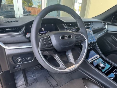 Used 2023 Jeep Grand Cherokee L Laredo image 23