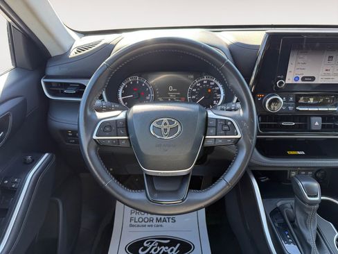 Used 2024 Toyota Highlander XLE image 12