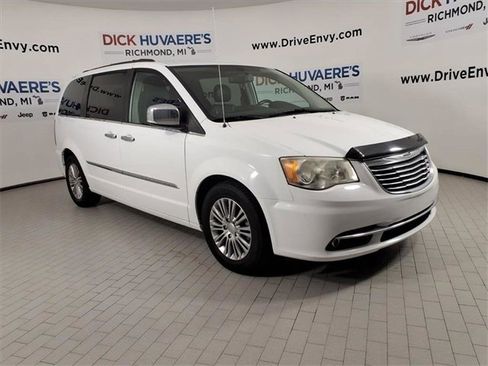 Used 2014 Chrysler Town & Country Touring-L w/ Driver Convenience Group image 3