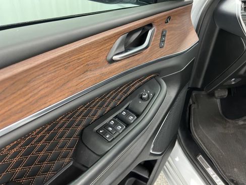 Used 2025 Jeep Grand Cherokee Summit w/ Luxury Tech Group V image 19