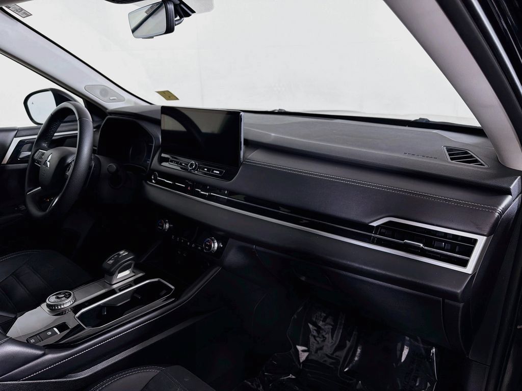 Used 2025 Mitsubishi Outlander AWD image 27