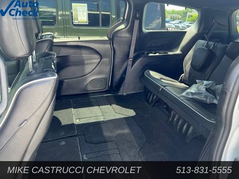 Used 2024 Chrysler Pacifica Limited w/ Uconnect Theater Family Group FWD image 4