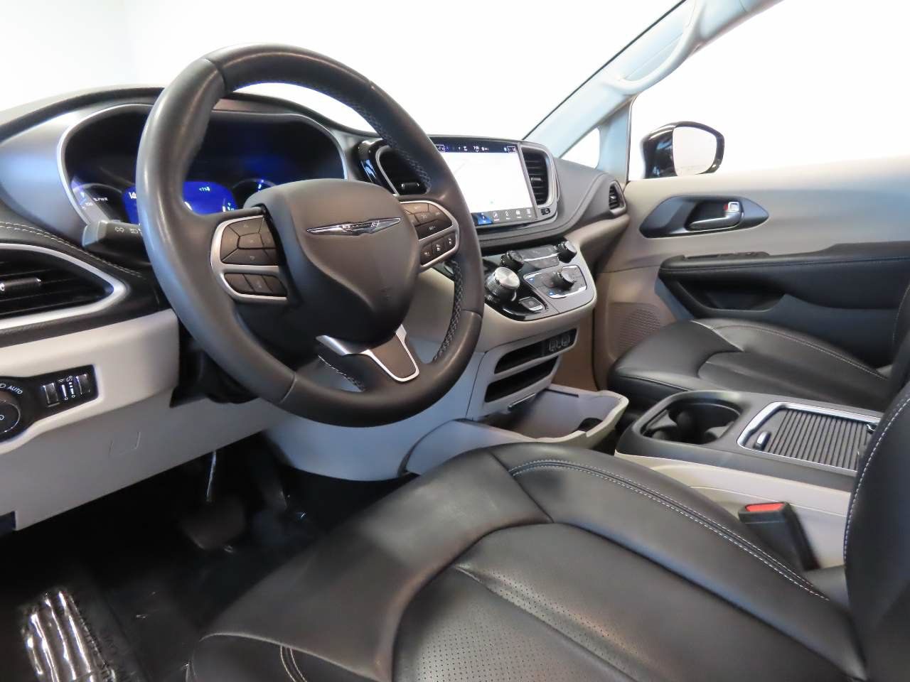 Used 2024 Chrysler Pacifica Limited FWD image 8