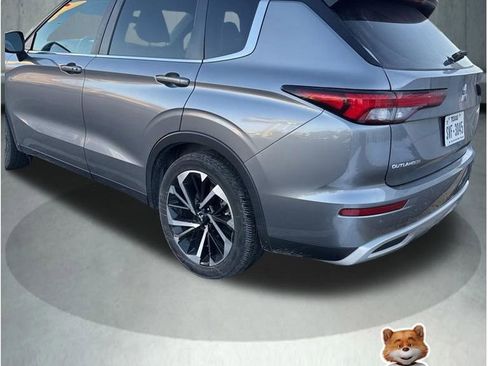 Used 2023 Mitsubishi Outlander SE image 2