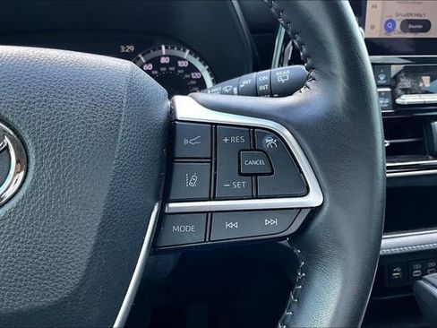 Used 2024 Toyota Highlander LE image 11