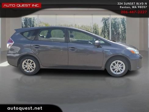 Used 2017 Toyota Prius V Two w/ Carpet Mat Package FWD image 4