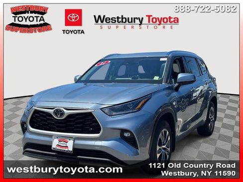 Used 2021 Toyota Highlander XLE AWD/4WD image 5