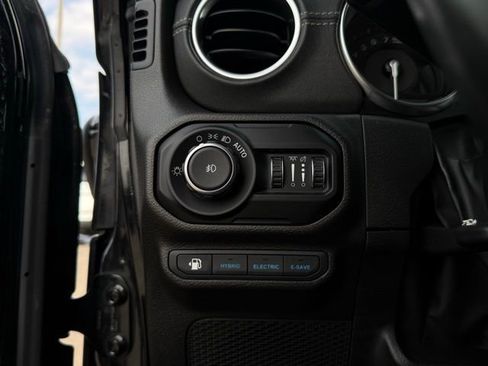 Used 2022 Jeep Wrangler Unlimited Sahara w/ Cold Weather Group image 15