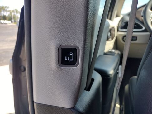 Used 2023 Chrysler Voyager LX FWD image 13