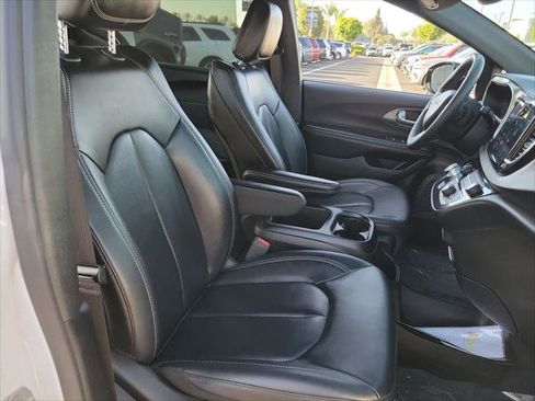 Certified 2025 Chrysler Pacifica Select FWD image 19