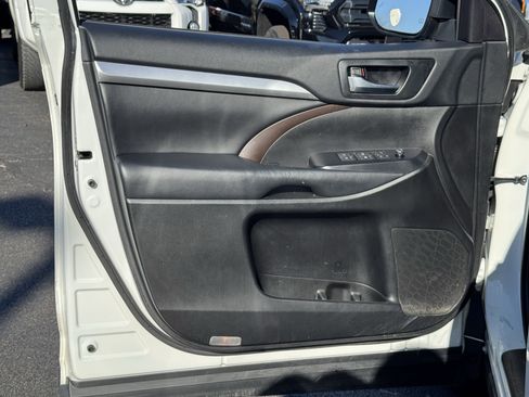 Used 2019 Toyota Highlander XLE image 23