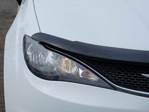 Used 2017 Chrysler Pacifica LX image 9