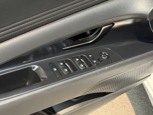 Used 2025 Hyundai Elantra SEL FWD image 21