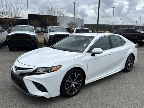 Used 2018 Toyota Camry SE image 3