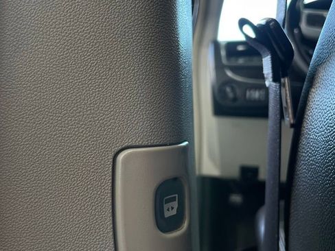 Used 2015 Chrysler Town & Country Touring image 14