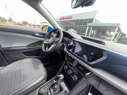 Used 2023 Volkswagen Taos SE w/ Panoramic Sunroof Package AWD/4WD image 7