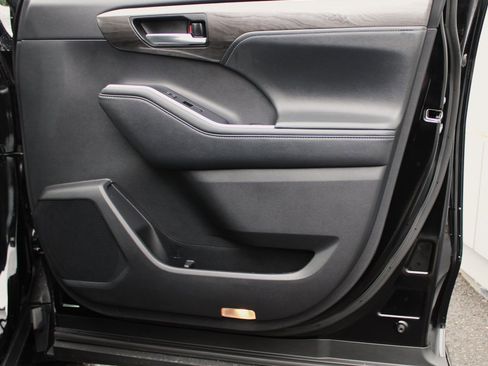 Used 2021 Toyota Highlander Limited image 18