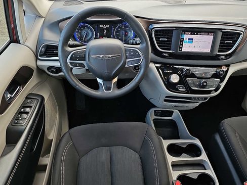 Used 2022 Chrysler Voyager LX image 13