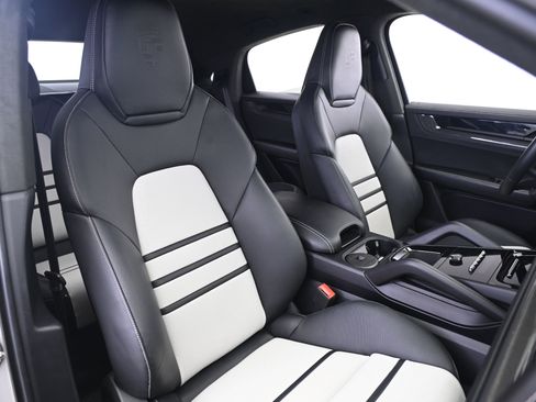 Certified 2025 Porsche Cayenne Turbo GT AWD/4WD image 24