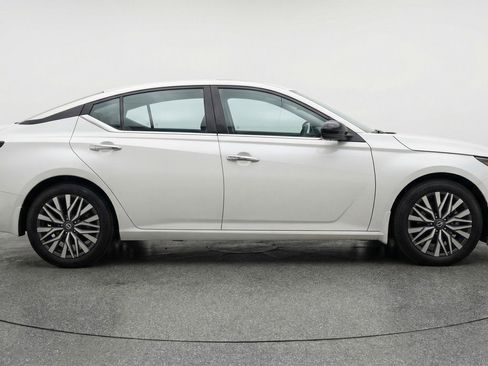 Used 2025 Nissan Altima 2.5 SV image 11