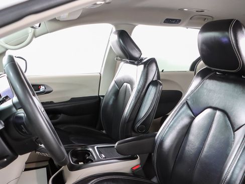 Used 2023 Chrysler Pacifica Touring-L FWD image 23