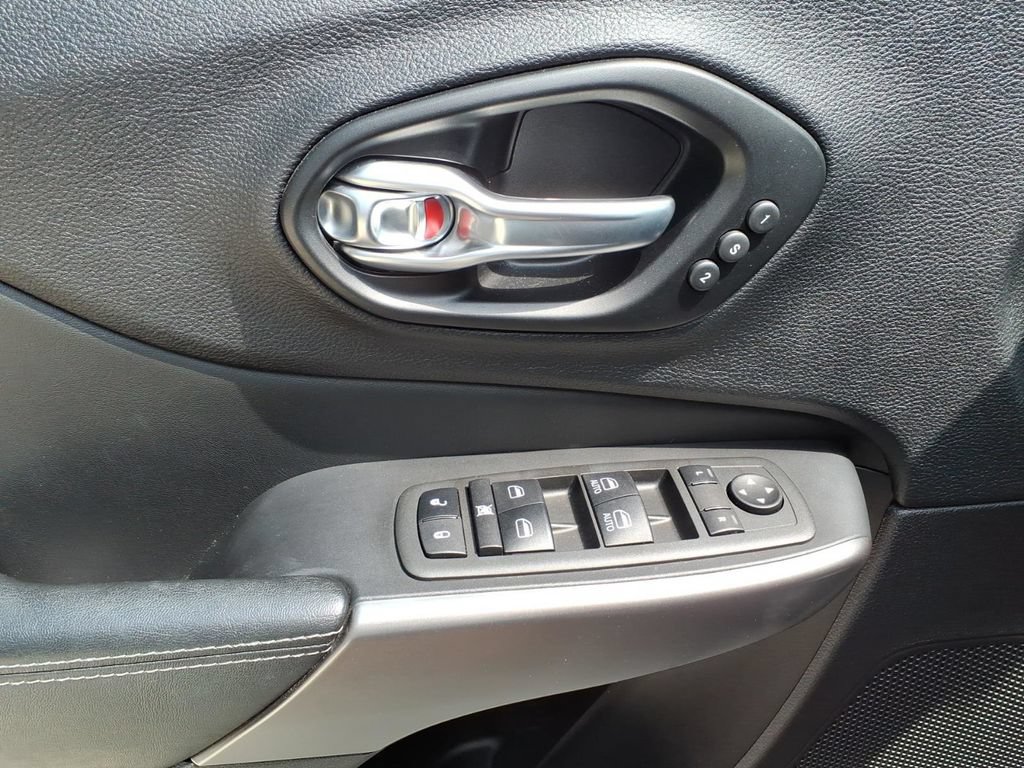 Used 2021 Jeep Cherokee Limited AWD/4WD image 11