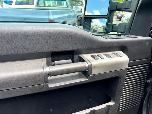 Used 2013 Ford F350 Lariat w/ Chrome Pkg image 8