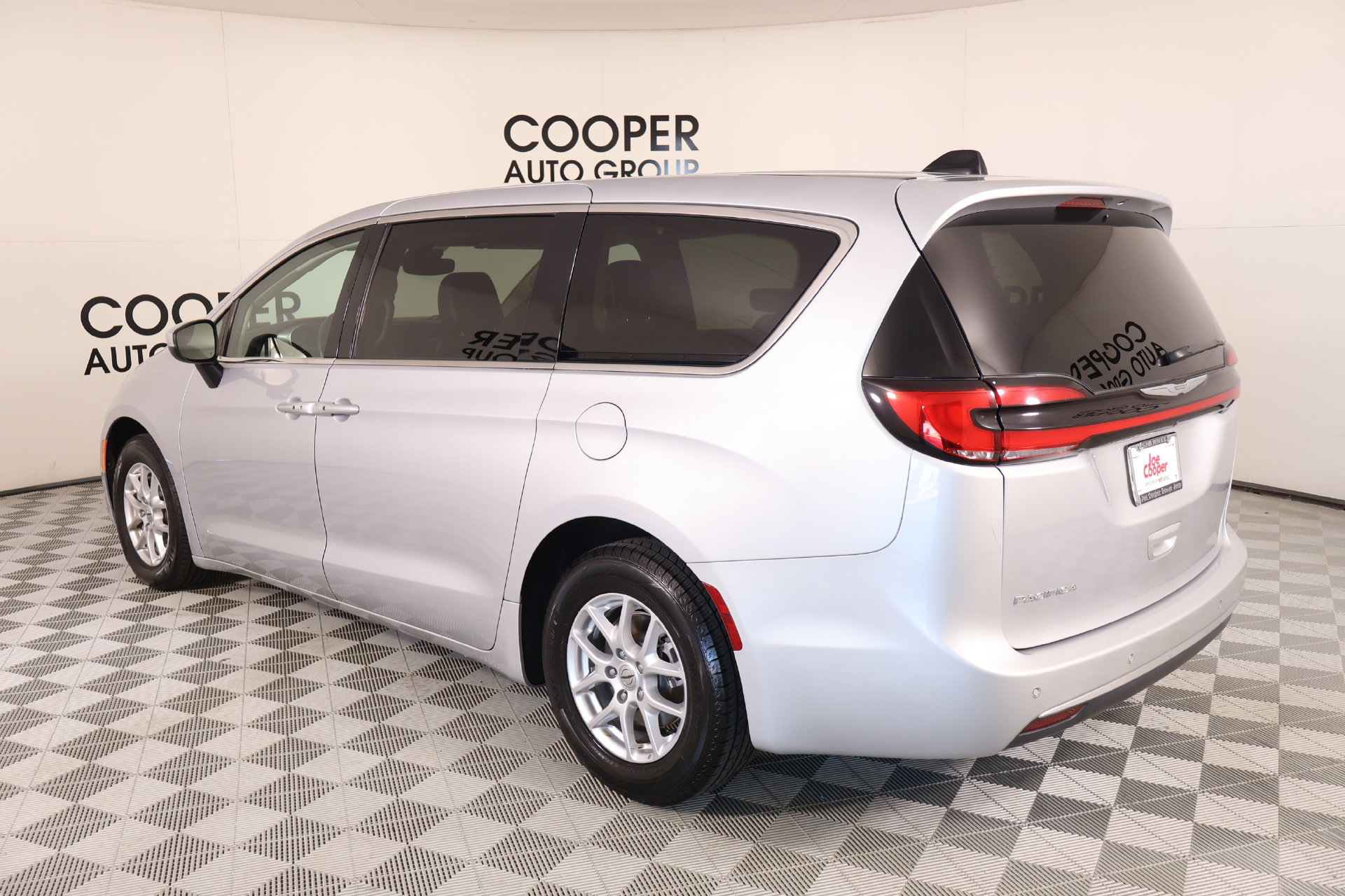 Used 2023 Chrysler Pacifica Touring-L FWD image 23