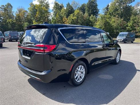 New 2026 Chrysler Pacifica Select image 5