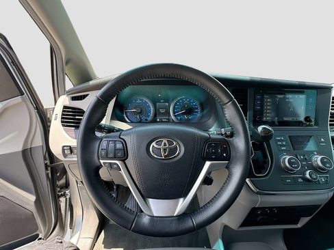 Used 2017 Toyota Sienna XLE Premium FWD image 11