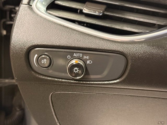 Used 2017 Chevrolet Malibu LT FWD image 18