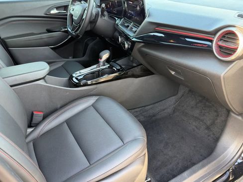 Used 2024 Chevrolet Trax RS w/ Sunroof Package image 13