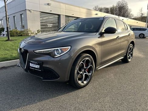 Used 2023 Alfa Romeo Stelvio Veloce image 4