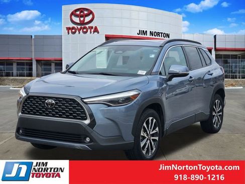 Used 2023 Toyota Corolla Cross XLE image 3