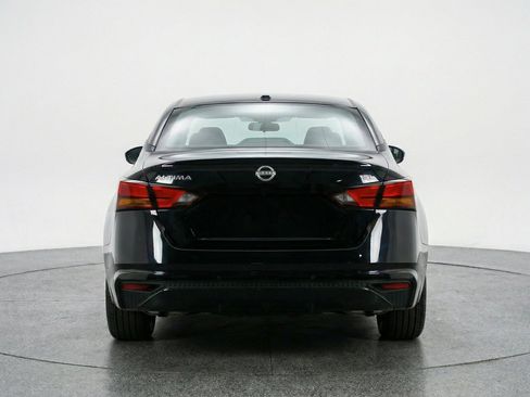 Used 2025 Nissan Altima 2.5 SV FWD image 7