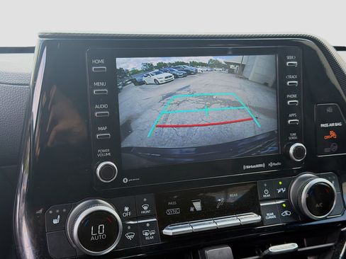 Used 2021 Toyota Highlander XSE FWD image 11