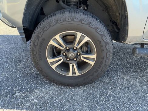 Used 2019 Toyota Tacoma SR image 9