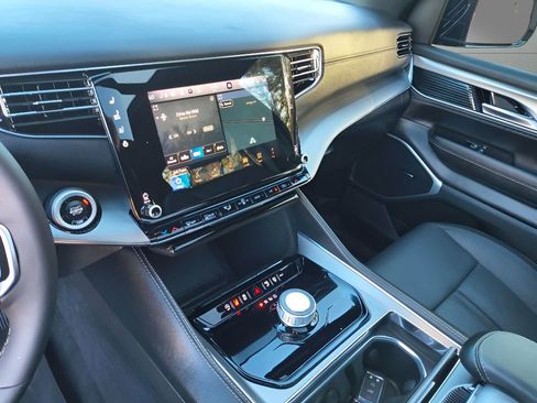 Used 2024 Jeep Wagoneer Series II image 27