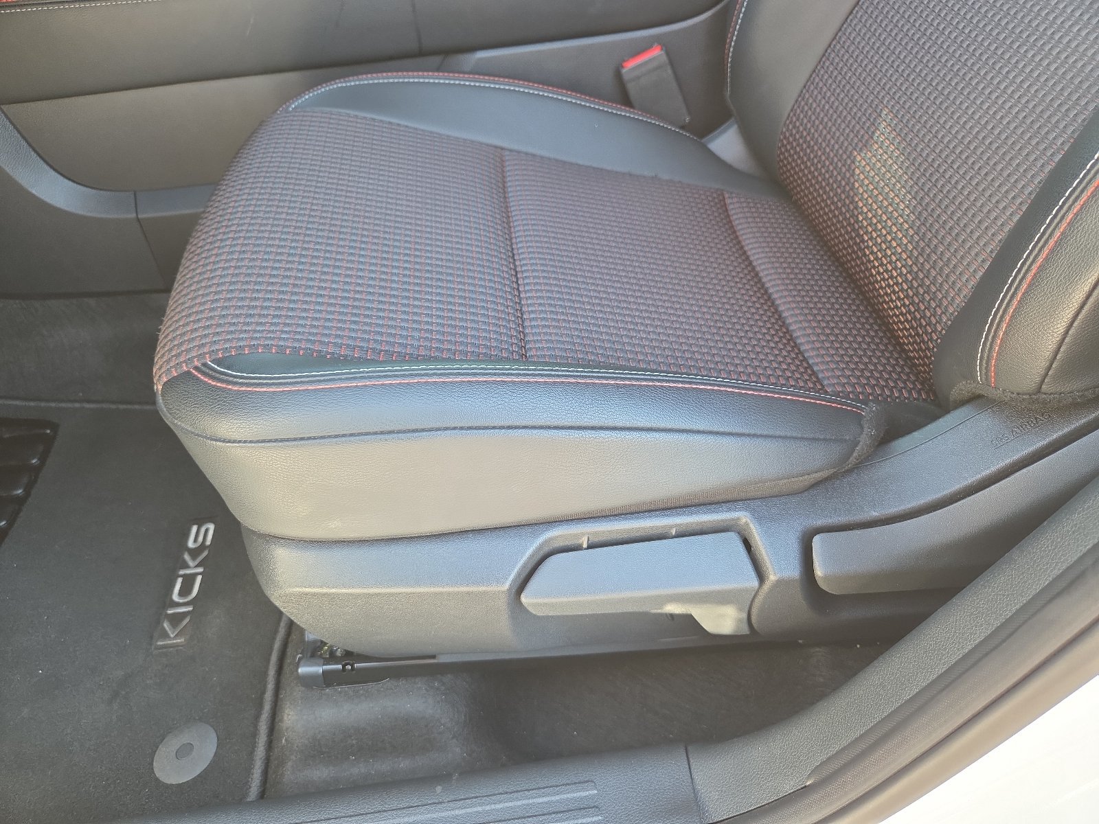 Used 2025 Nissan Kicks SR w/ Illumination Package AWD/4WD image 14