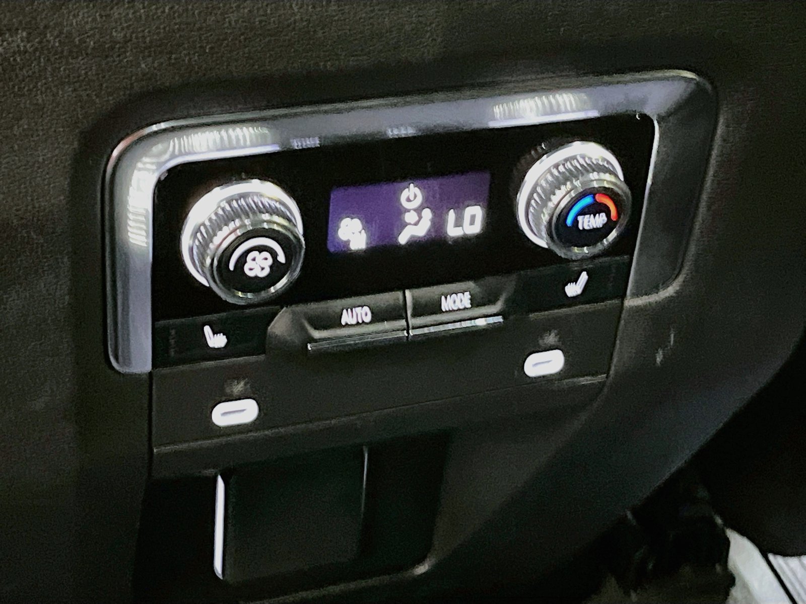 Used 2024 GMC Yukon AT4 AWD/4WD image 27