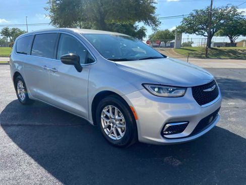 Used 2024 Chrysler Pacifica Touring-L FWD image 3