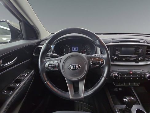 Used 2016 Kia Sorento LX w/ LX Convenience Package image 16