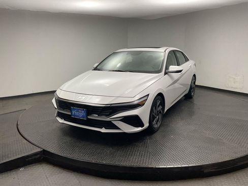 Used 2024 Hyundai Elantra Limited FWD image 3