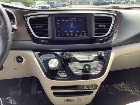 Used 2021 Chrysler Voyager Lxi image 17