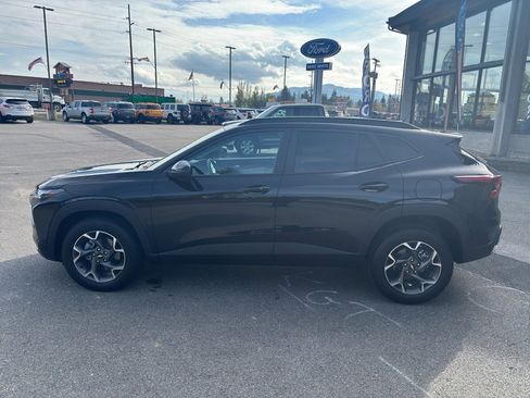 Used 2025 Chevrolet Trax LT w/ Driver Confidence Package image 5