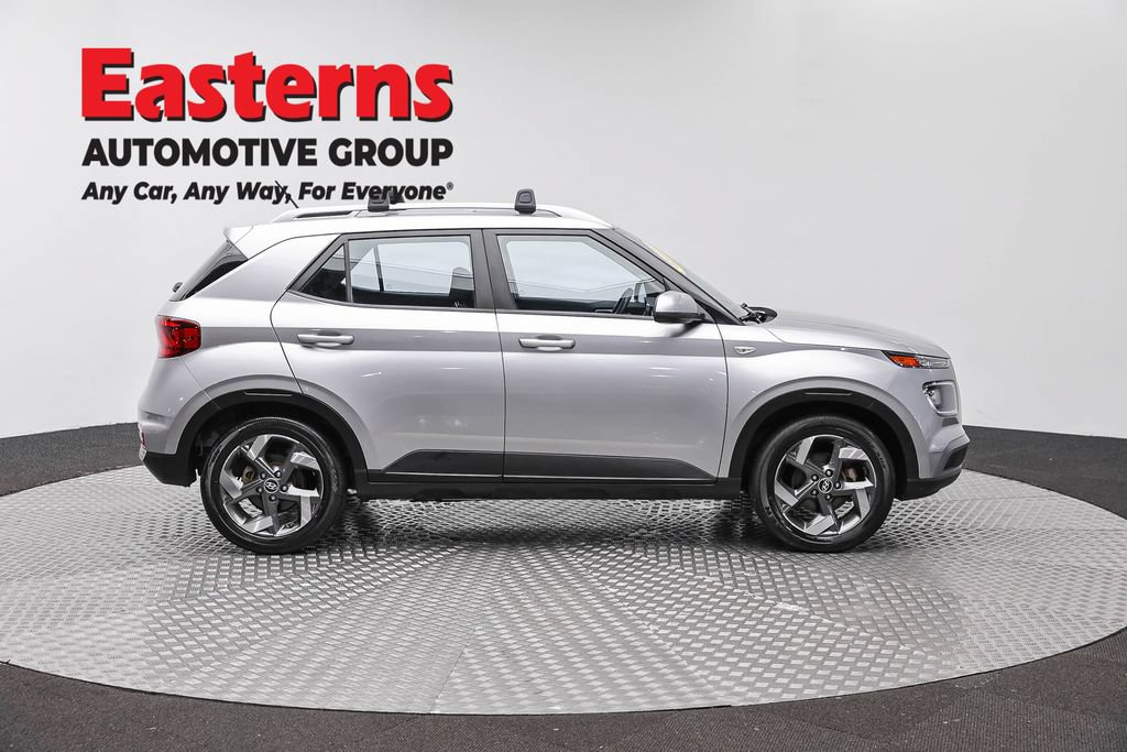 Used 2023 Hyundai Venue SEL FWD image 5
