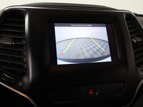 Used 2019 Jeep Cherokee Latitude w/ Popular Appearance Group FWD image 6