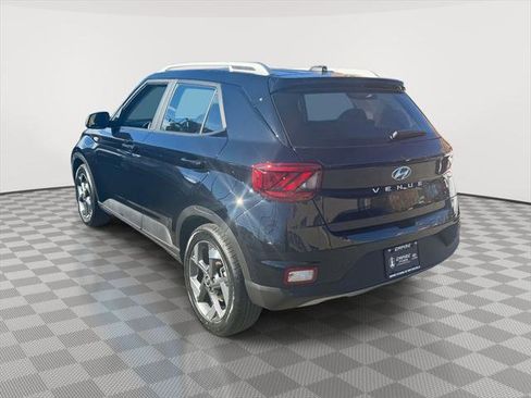 Used 2025 Hyundai Venue SEL image 4