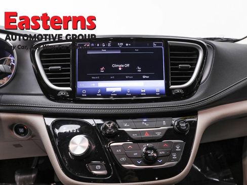 Used 2022 Chrysler Pacifica Touring-L FWD image 12