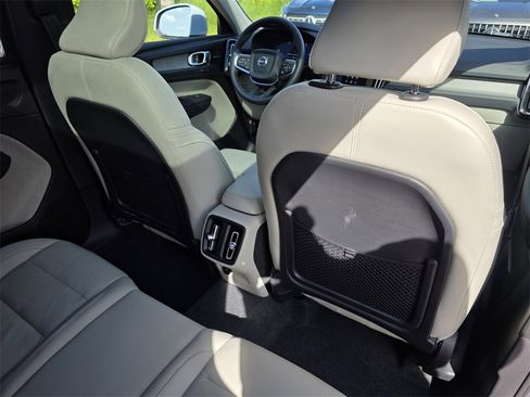 Used 2024 Volvo XC40 B5 Plus image 28